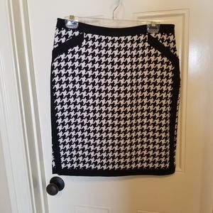 Spencer Tylar black/white houndstooth skirt.  Size 6.  Excellent condition.